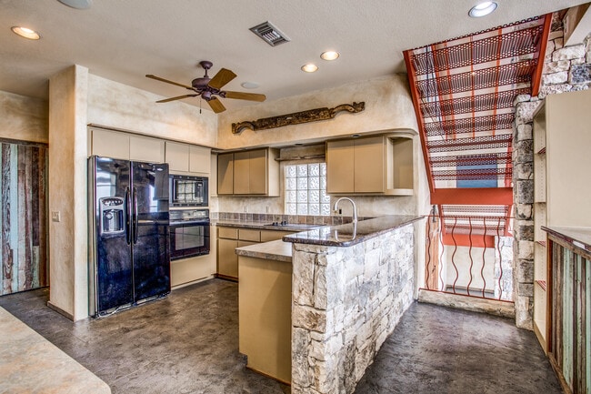 Building Photo - 27534 Twin Peak St