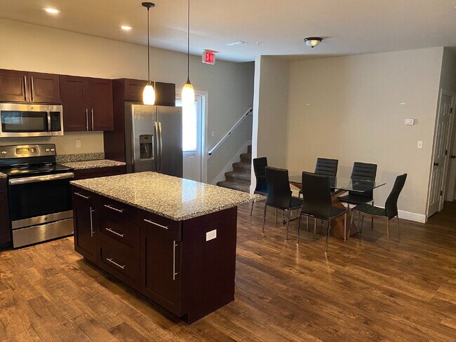 Building Photo - Now Leasing! Spacious 6-Bedroom, 6.5-Bathroom student house just minutes from campus. Only $650/m...