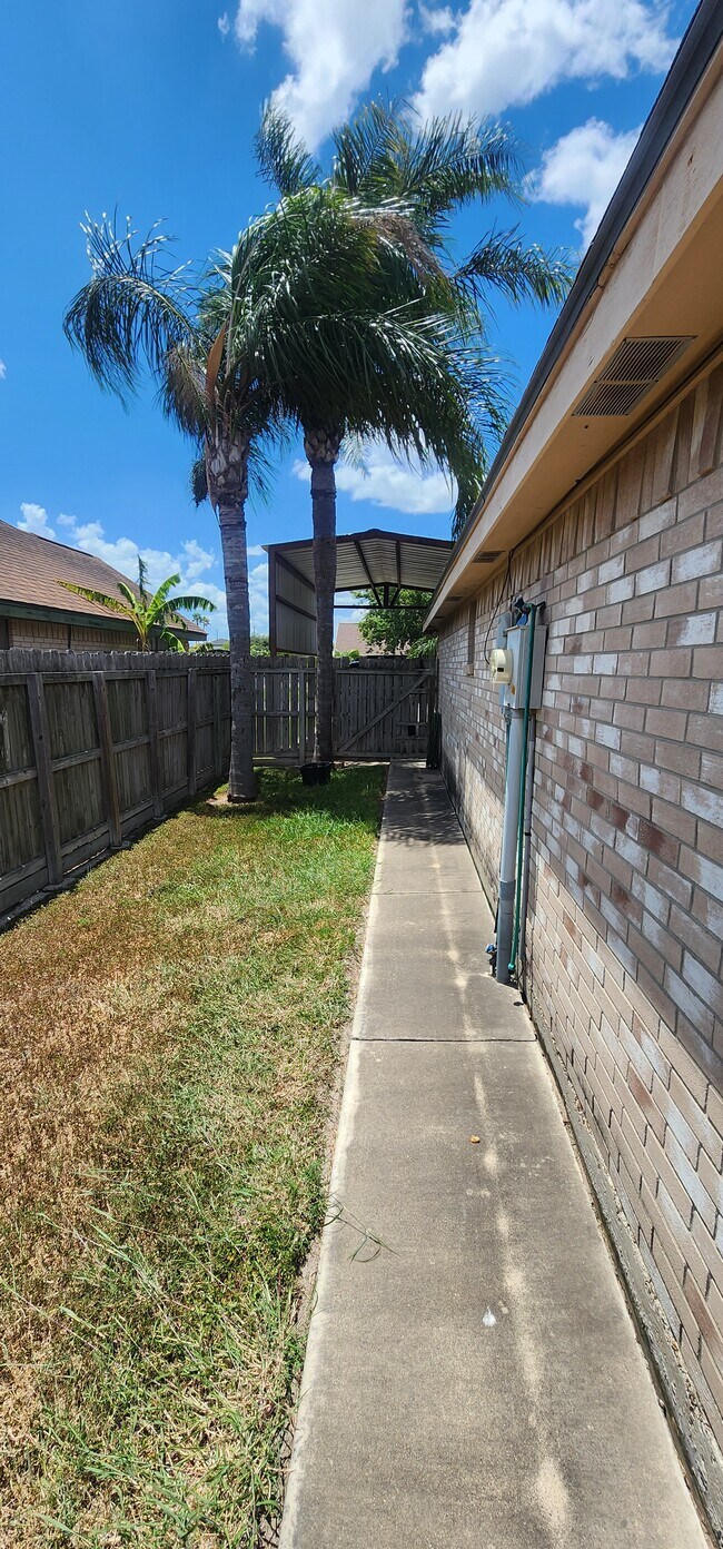 Building Photo - 807 Sabinas St