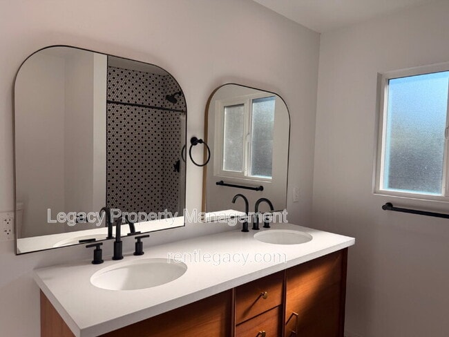 Building Photo - 1249 Davis Ave