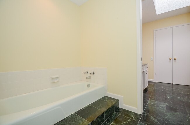 Building Photo - 130 Sugar Berry Cir