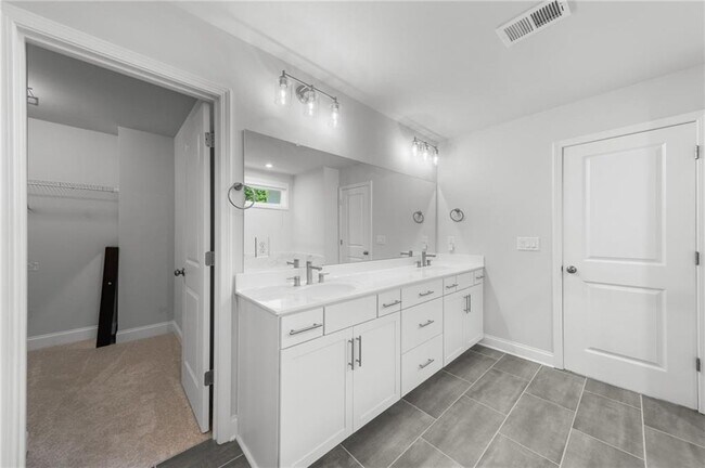 Building Photo - 96 Fairway Dr