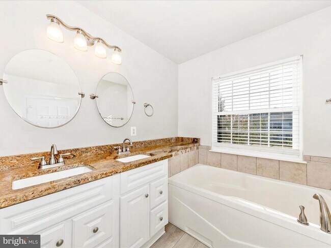 Building Photo - 2103 Paxton Terrace