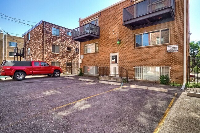 Building Photo - 3 Bed / 2 Bath Capitol Hill Condo | 2 Parking Spaces | Balcony | Walk Score 95