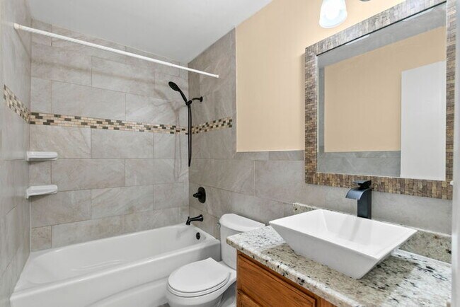 Building Photo - Town Home For Rent in Town 'n' Country!