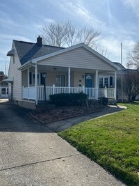 Building Photo - Struthers , 3 bedroom home with full basement and garage.