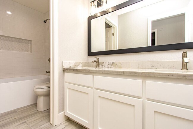 Building Photo - Limited-Time Offer: Lease this property and receive $500 off your first full month’s rent