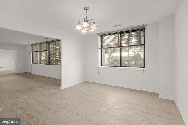 Building Photo - 3709 S George Mason Dr