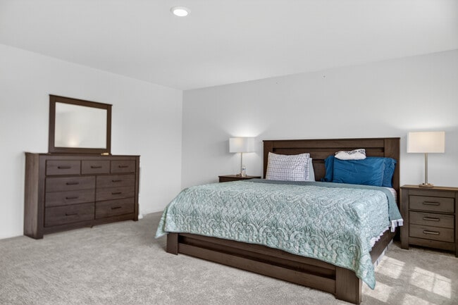 Building Photo - 395 S Pointe Ave