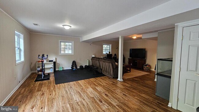 Building Photo - 4021 Laurel Rd