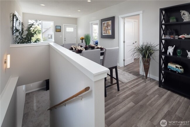 Building Photo - Roomy Updated Columbia City Home for Lease