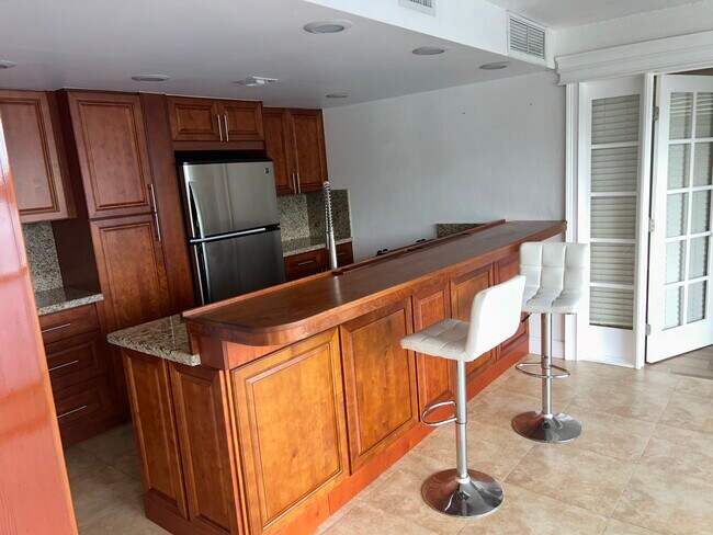 Building Photo - 6614 Miami Lakes Dr