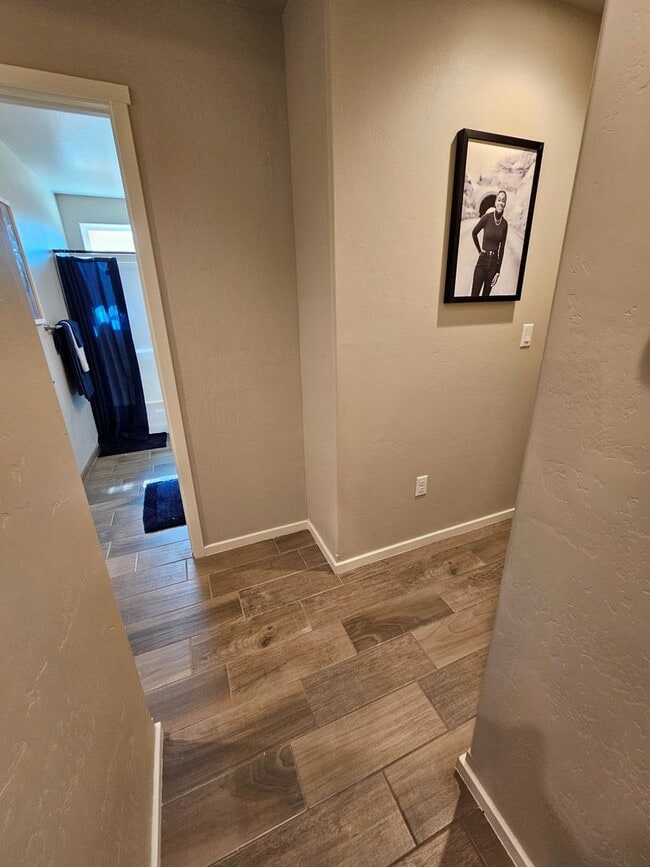 Building Photo - Open & Airy 3 Bedroom/2 Bath Home with Refrigerated Air