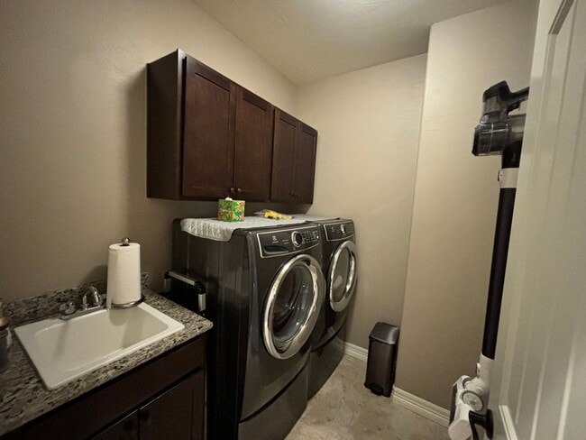 Building Photo - Stunning 5 Bedroom 3 Bathroom Home in Johnstown with Finished Basement!