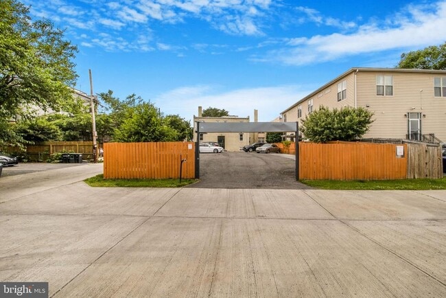 Building Photo - 417 18th St NE