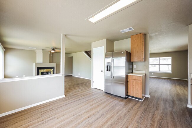 Building Photo - Recent remodeled! 4 bedroom, two living areas and loft!