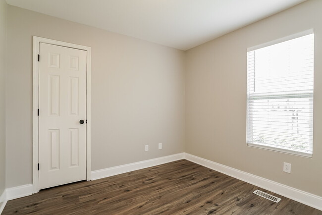 Building Photo - 143 Locket Dr