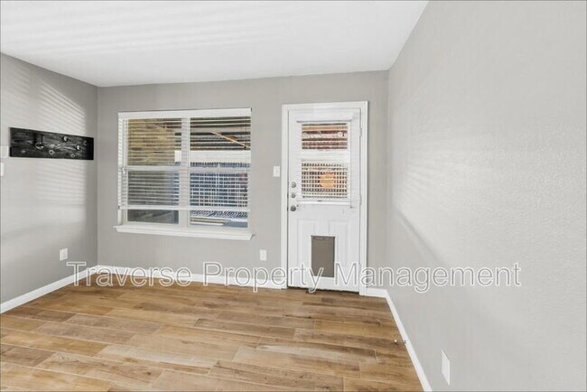Building Photo - 733 River Hill Ln