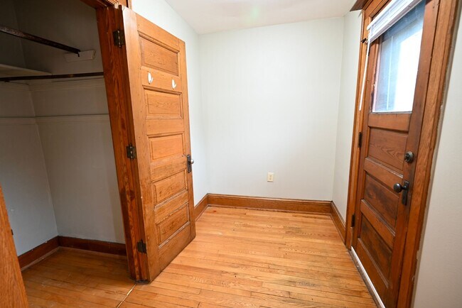 Building Photo - 405-407 W Main St - Duplex