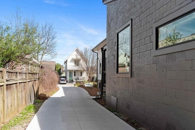 Building Photo - 955 Wylie St SE