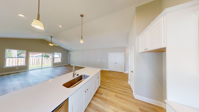 Building Photo - Midtown Oaks 13