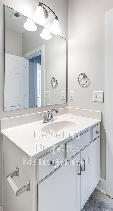 Building Photo - 1024 Hillbrook Dr