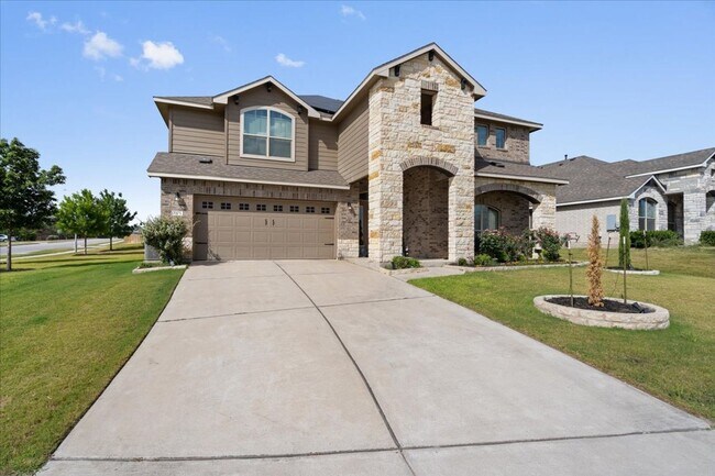 Building Photo - Spectacular 4 Bedroom, 3.5 Bath, Corner Lo...