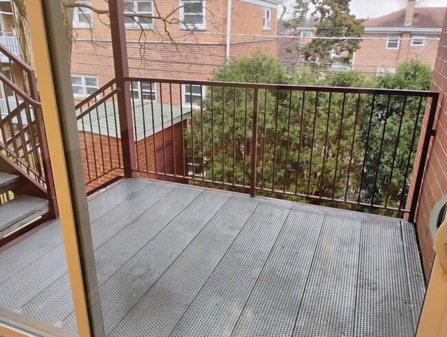 Building Photo - 397 Alles St