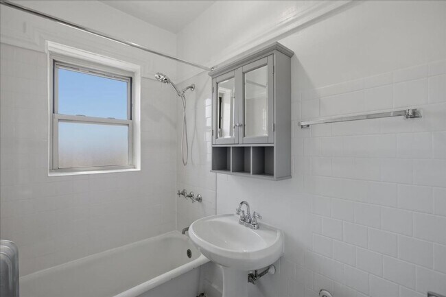 Building Photo - Large Studio in Andersonville