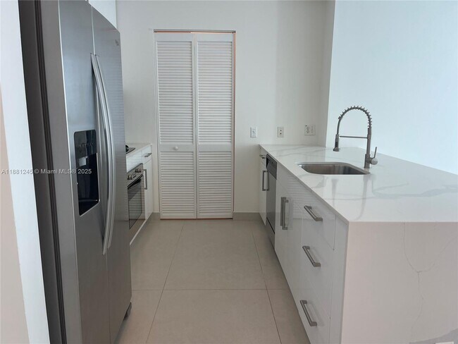 Building Photo - 300 S Biscayne Blvd