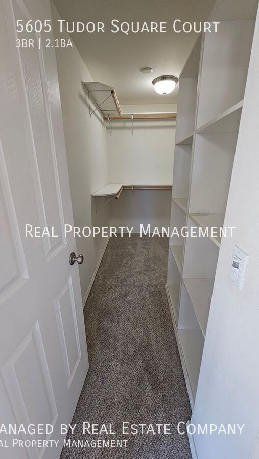 Building Photo - 5605 Tudor Square Ct