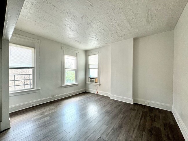 Building Photo - 2233 Victor St