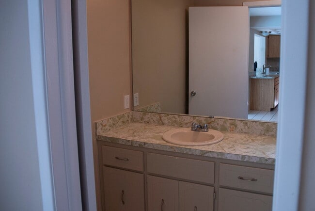 Building Photo - 3/Bedroom 3/Bath Tarpon Springs Home