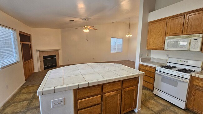 Building Photo - Great SW Location