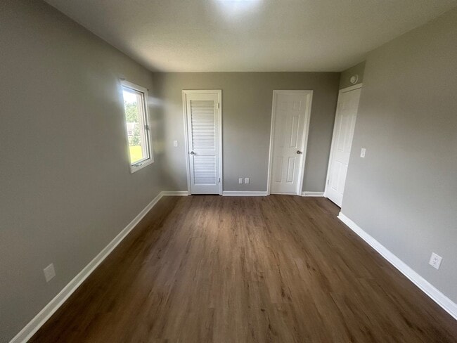 Building Photo - 137 Lionsgate Dr
