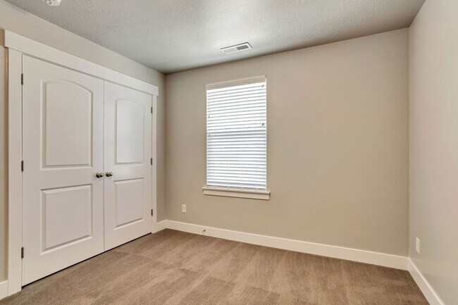 Building Photo - Dog Friendly Exchange Townhome