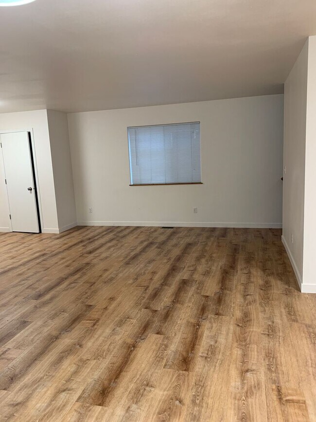 Building Photo - 3 Bdrm, 1 & 1/2 Ba | Muldoon & E 36th Ave area | ASK ABOUT HOLIDAY MOVE IN SPECIAL!!