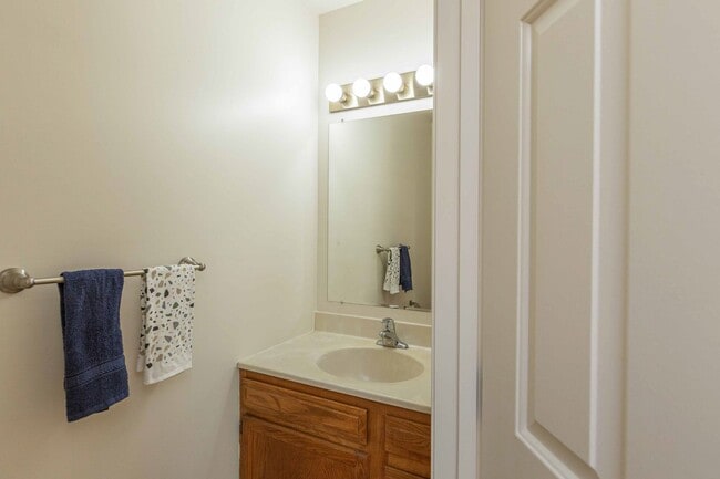 Building Photo - Updated Townhouse with Deck, Basement, New...