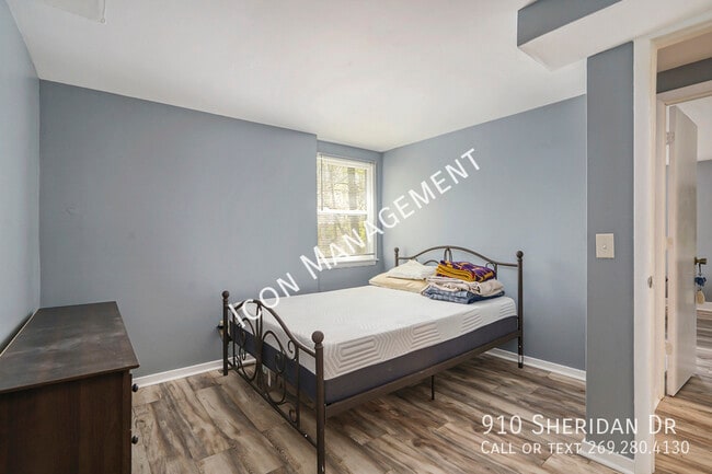 Building Photo - 910 Sheridan Dr