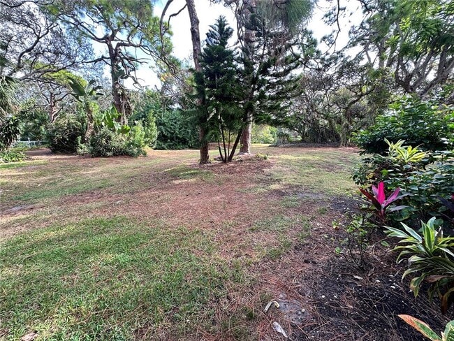 Building Photo - 645 Woodlawn Dr