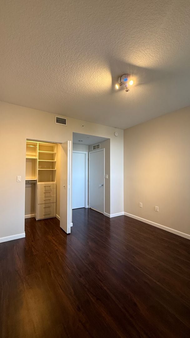 Building Photo - Spacious 3BR/3BA with bay views in the heart of Edgewater!