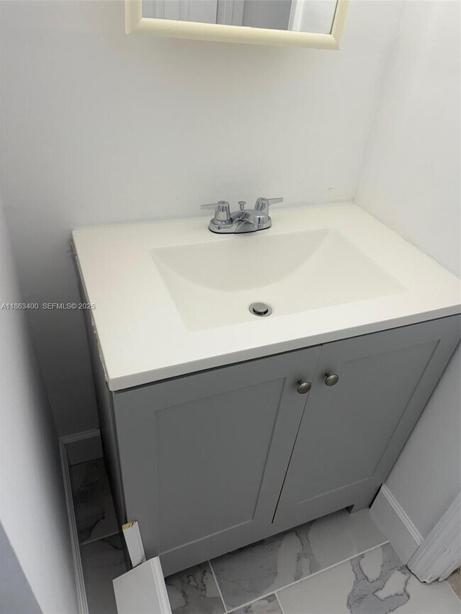 Building Photo - 1100 NE 1st Ct