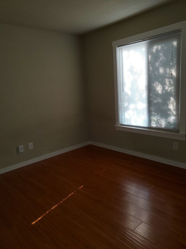 Building Photo - Charming 3 bed / 1 bath Apartment by Downtown