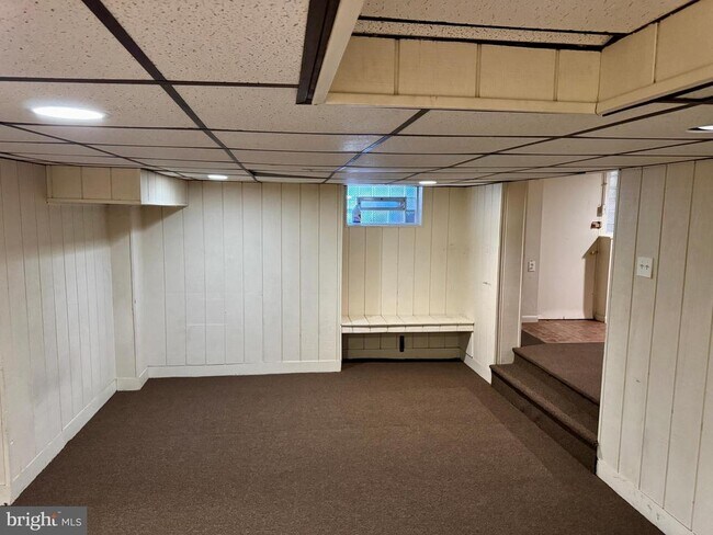 Building Photo - 8233 Fairview Rd