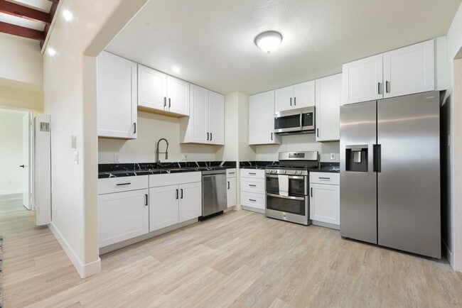 Building Photo - MUST SEE 3 Bed 2 HOUSE WITH GARAGE, YARD, & BONUS ROOM! CALL 6 1 9  8 8 8 5 5 5 4 TODAY!