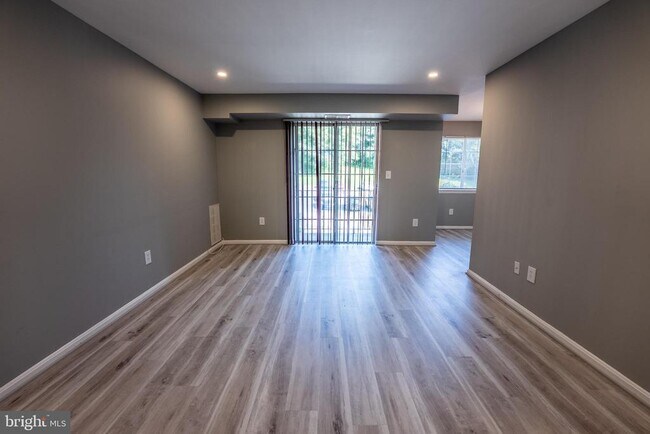 Building Photo - 1533 Colonial Dr