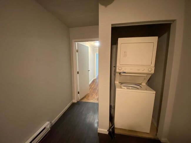 Building Photo - The Perfect 1 Bedroom is Ready For You!