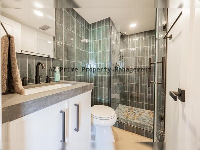 Building Photo - 207 W Clarendon Ave