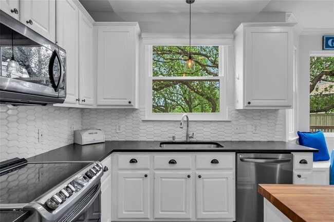 Building Photo - 11500 Emerald Falls Dr