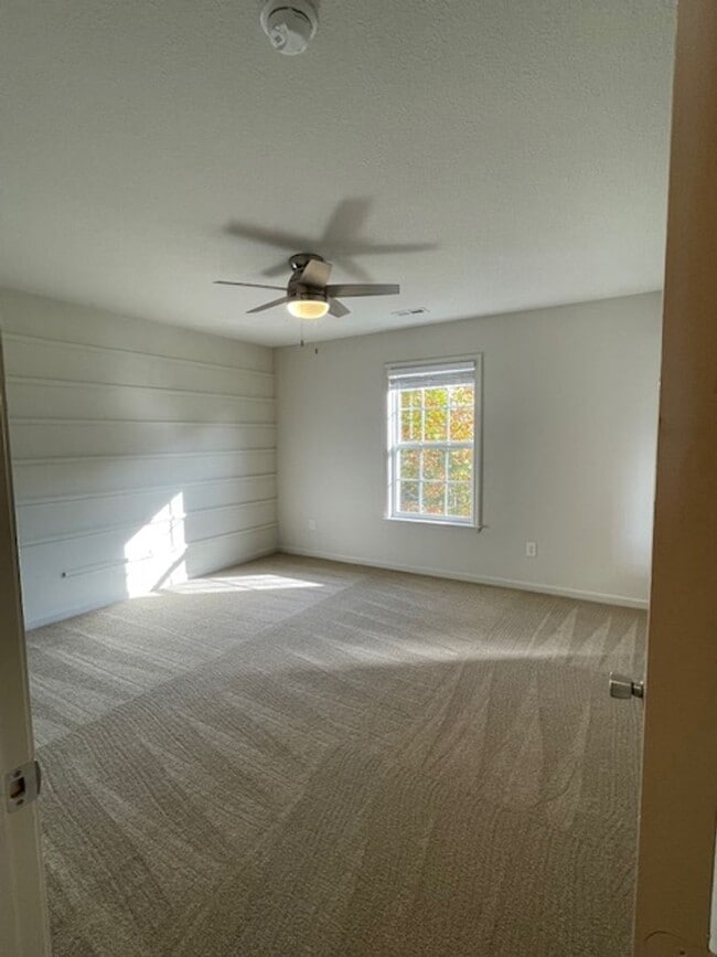 Building Photo - Single Story - 3 bedrooms, 2 baths, spacio...